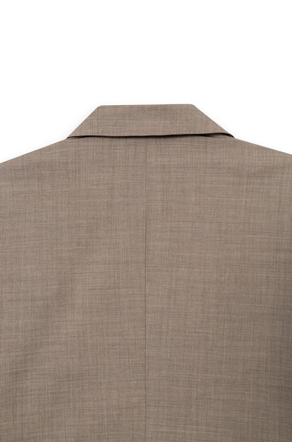 Détail du col de dos du blazer croisé homme  en laine froide Tollegno coloris beige.