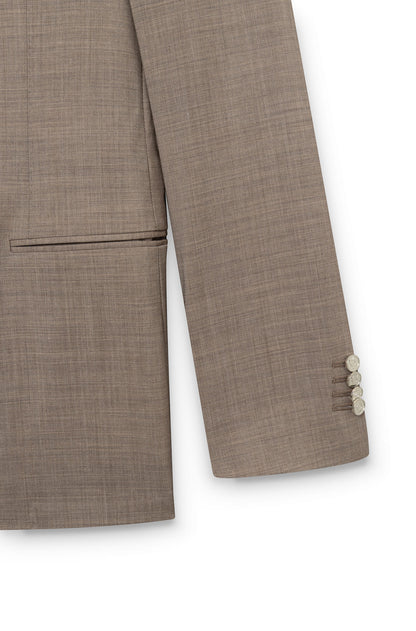 Détail de la manche du blazer croisé homme  en laine froide Tollegno coloris beige.