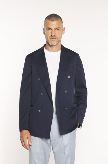 Photo porté du blazer croisé marine en laine froide Tollegno pour homme.