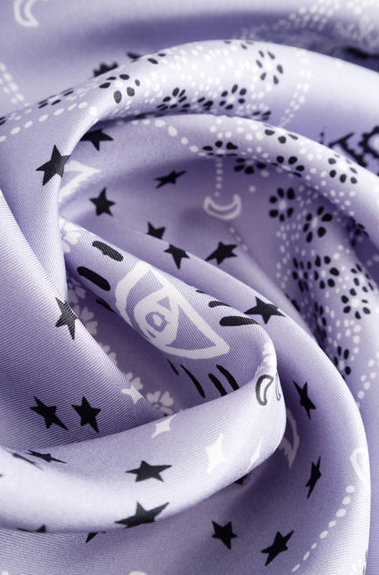 Détail avec texture du foulard en soie lilas à motif bandana