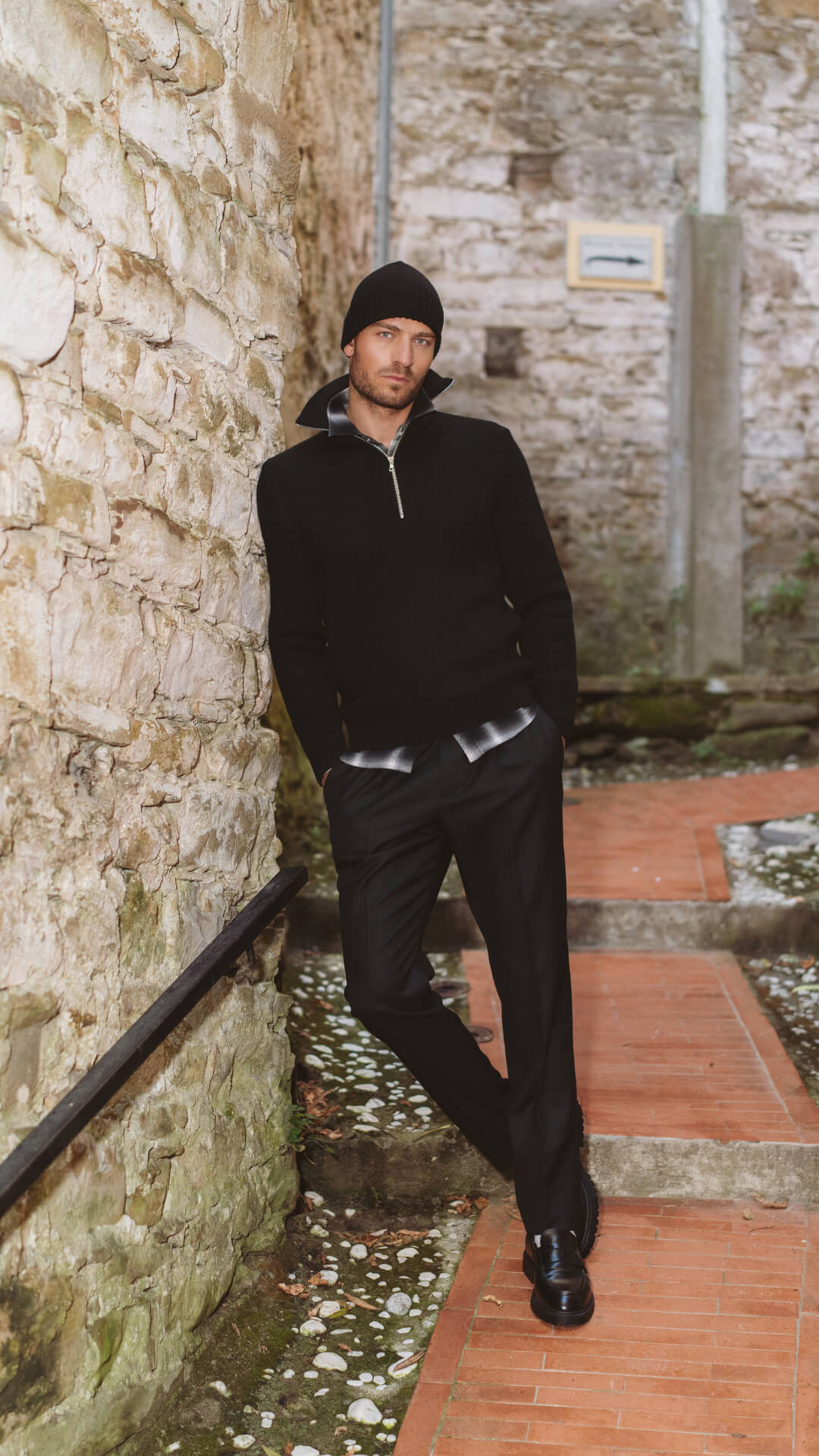 Pull zip noir avec pantalon en laine bleu marine et chemise à carreaux