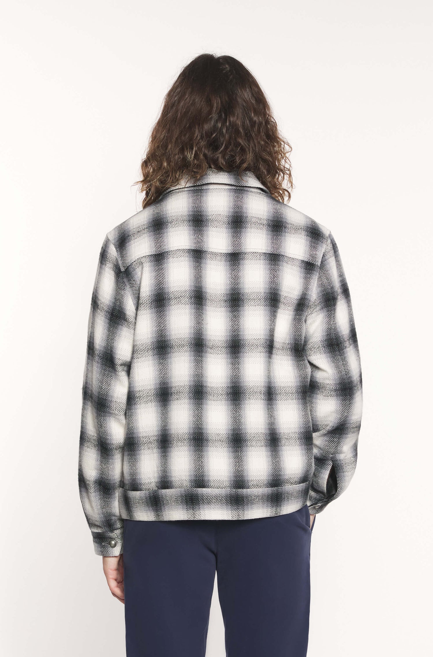 Dos du mannequin portant la veste en coton avec motif à damier blanc et noir pour homme