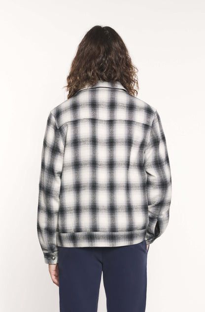 Dos du mannequin portant la veste en coton avec motif à damier blanc et noir pour homme