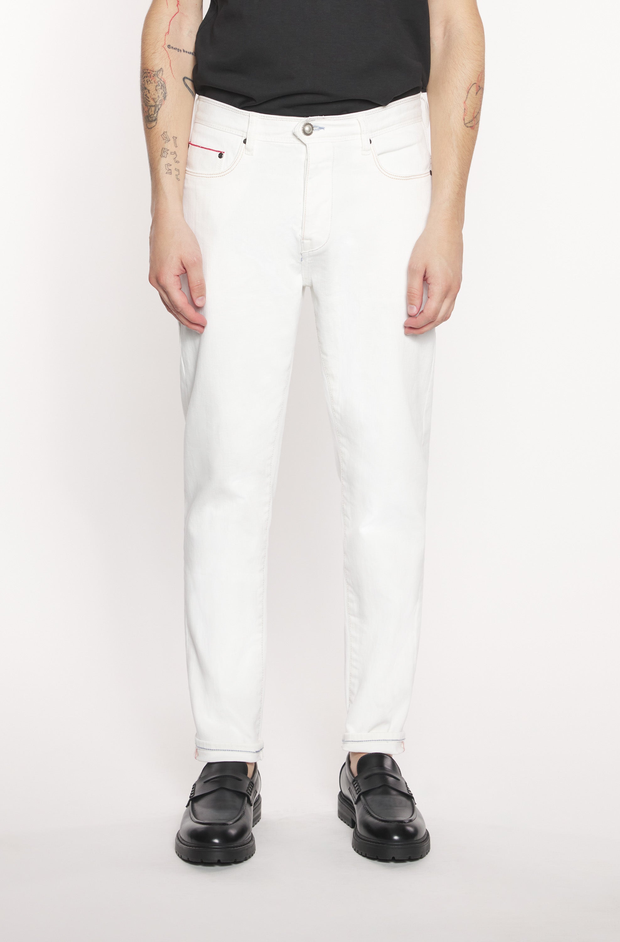 Mannequin portant le jeans blanc en selvedge japonais