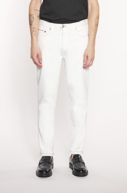 Mannequin portant le jeans blanc en selvedge japonais