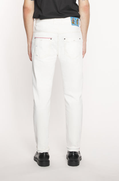 Arrière du mannequin portant le jeans blanc en selvedge japonais