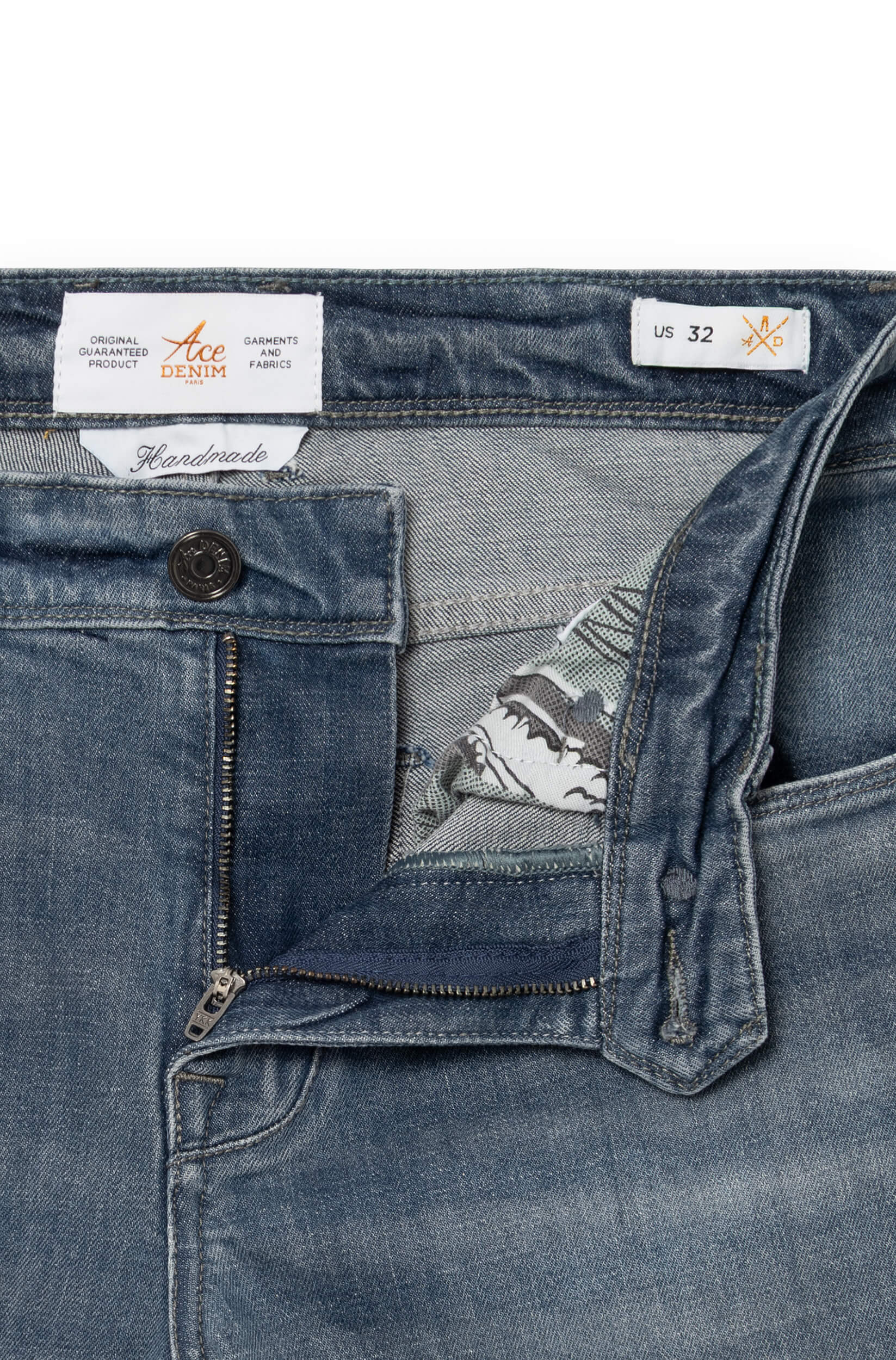 Détail de la braguette et du bouton en métal