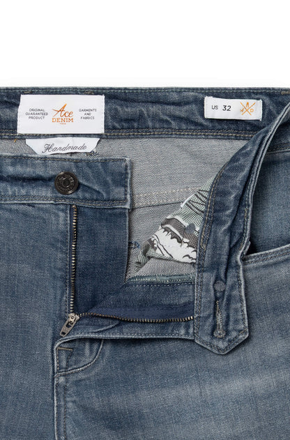 Détail de la braguette et du bouton en métal