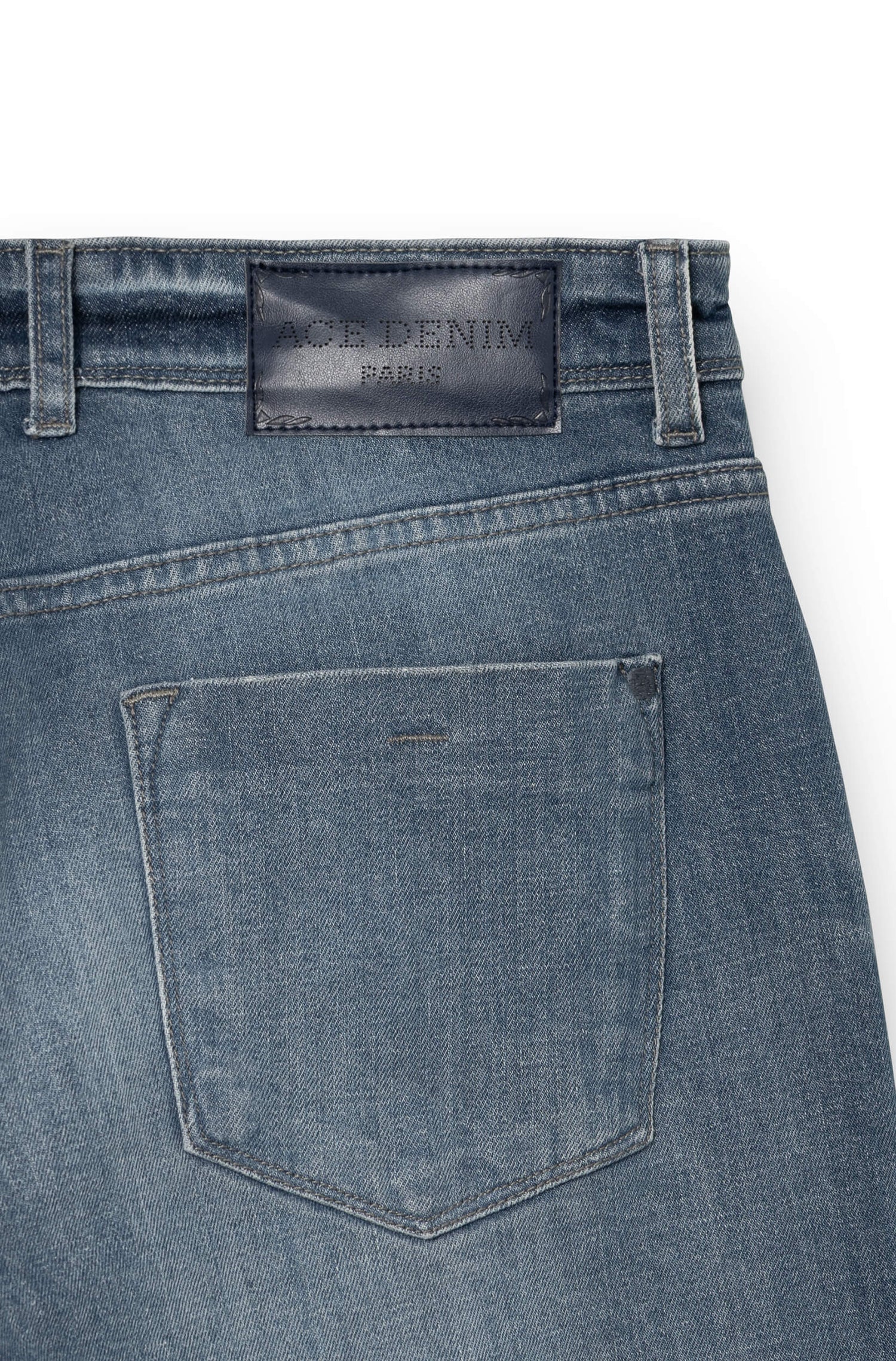Détail du patch en cuir marine gravé Ace Denim Paris