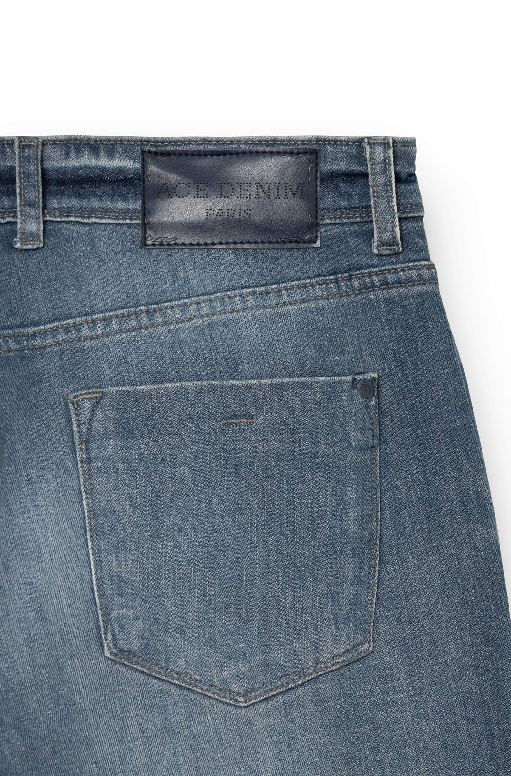 Détail du patch en cuir marine gravé Ace Denim Paris