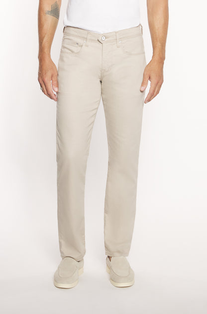 Mannequin portant le jeans slim en coton et lin beige pour homme