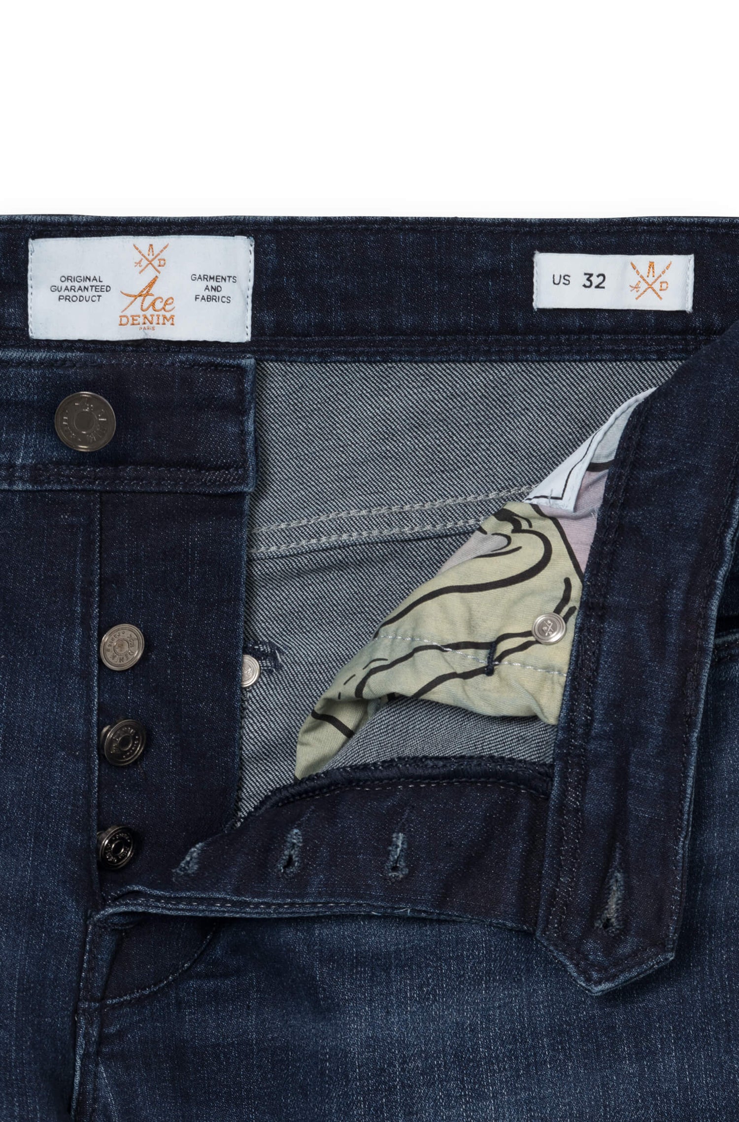 Détail de la braguette à bouton du jeans