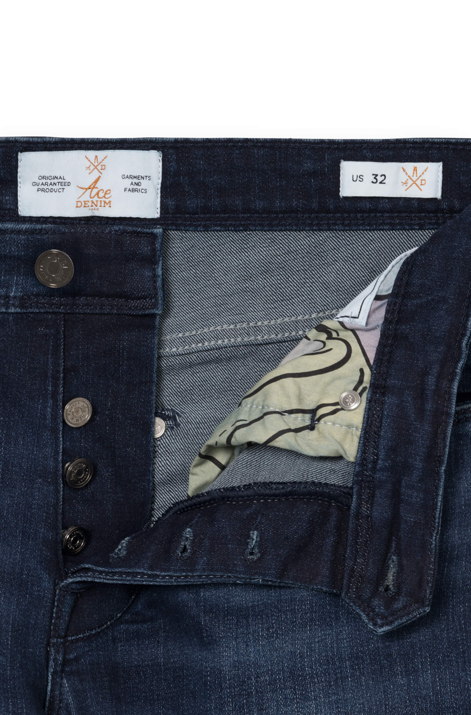 Détail de la braguette à bouton du jeans