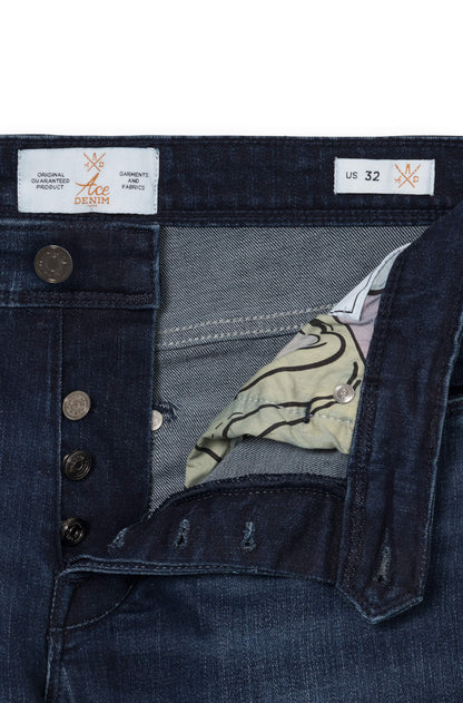 Détail de la braguette à bouton du jeans
