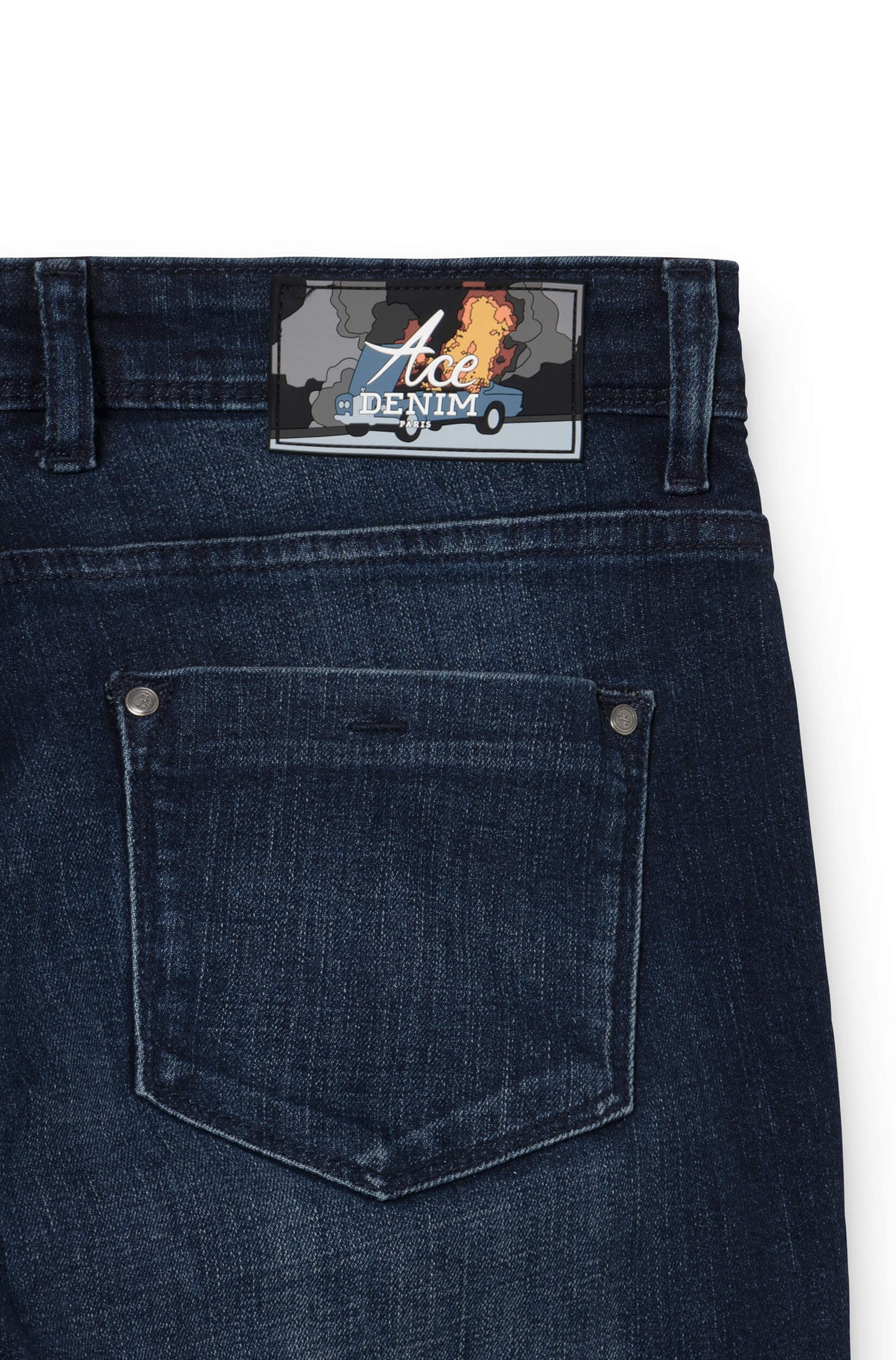 Détail du patch avec une rolls-royce en feu