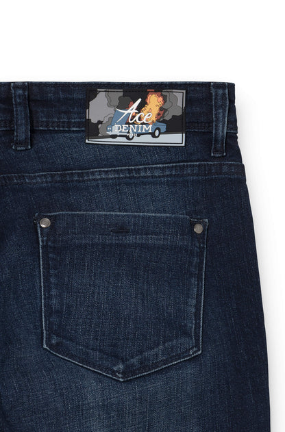 Détail du patch avec une rolls-royce en feu