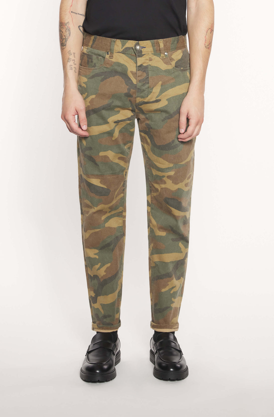 Mannequin portant le jeans en selvedge avec motif camouflage
