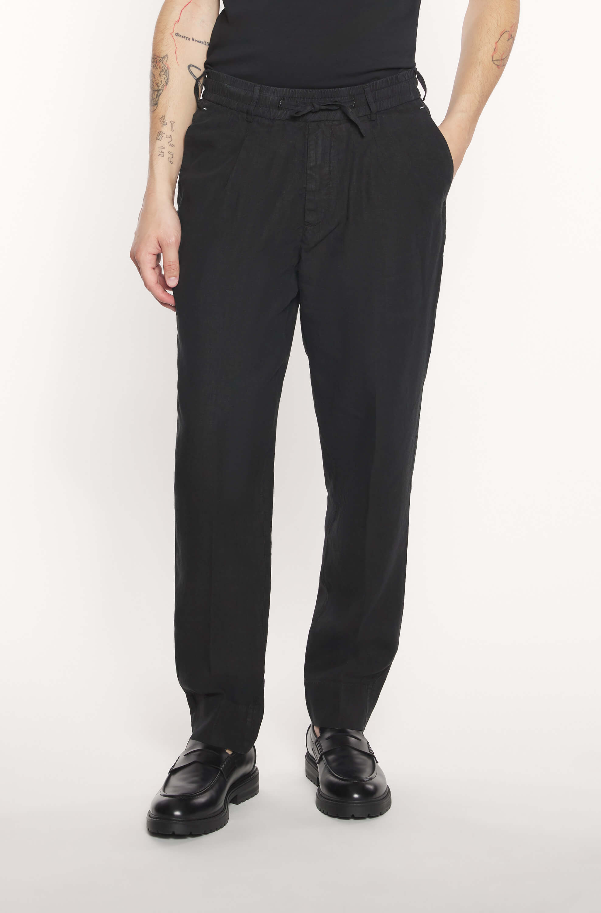 Mannequin portant le pantalon jogging en lin noir