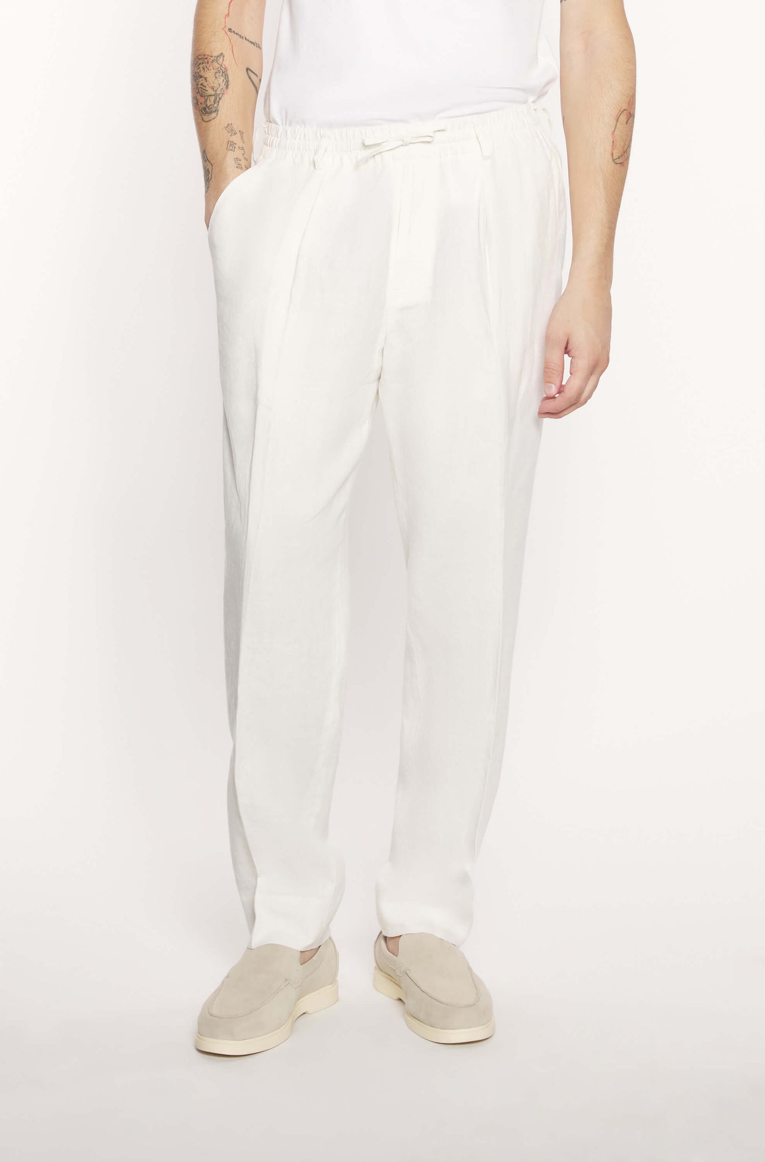 Mannequin portant le pantalon jogging en lin blanc