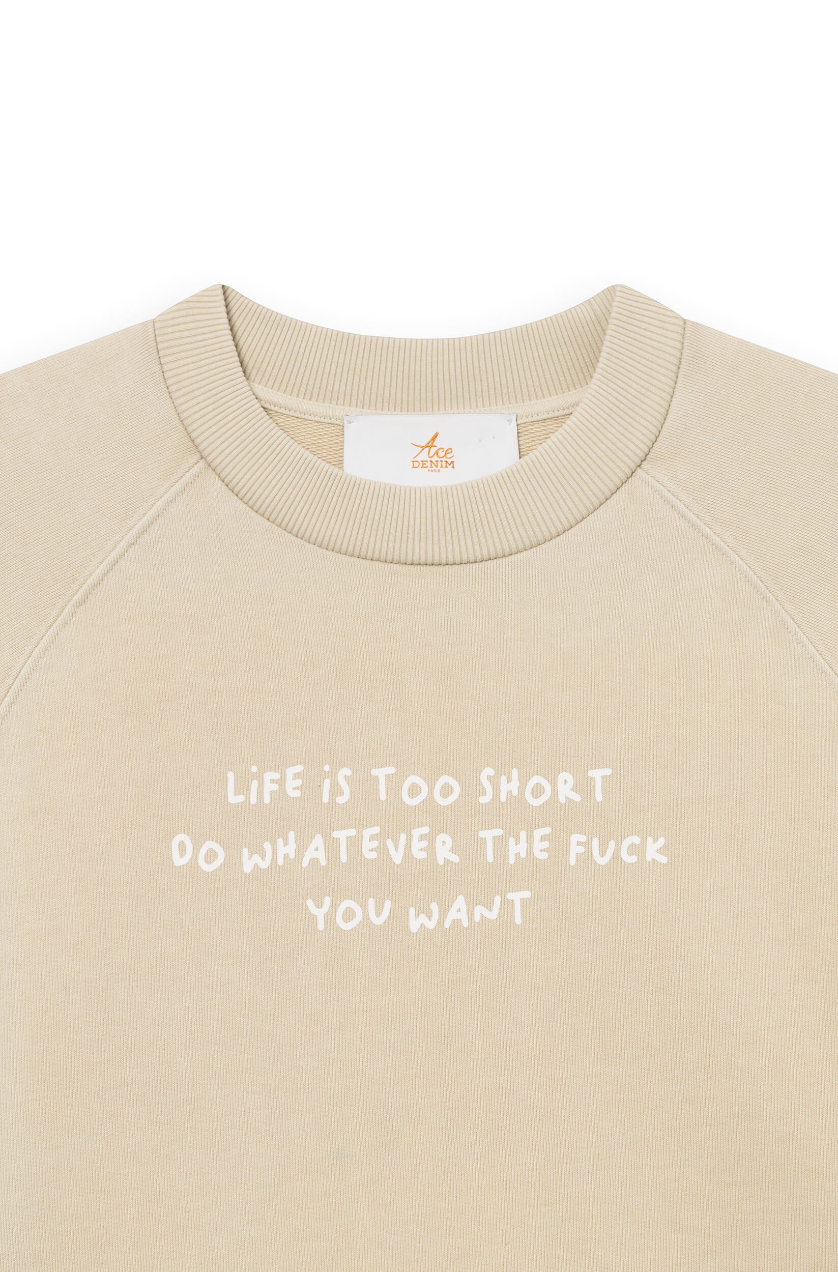 Zoom de face du sweat-shirt en coton beige teint artisanalement avec la phrase "life is too short, do whatever the f*** you want"