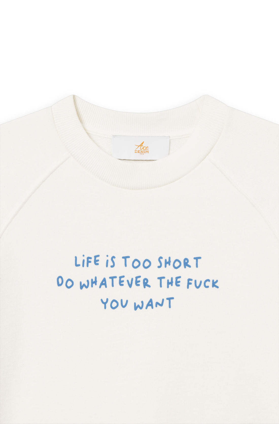 Zoom de face du sweat-shirt en coton blanc cassé teint artisanalement avec la phrase "life is too short, do whatever the f*** you want"