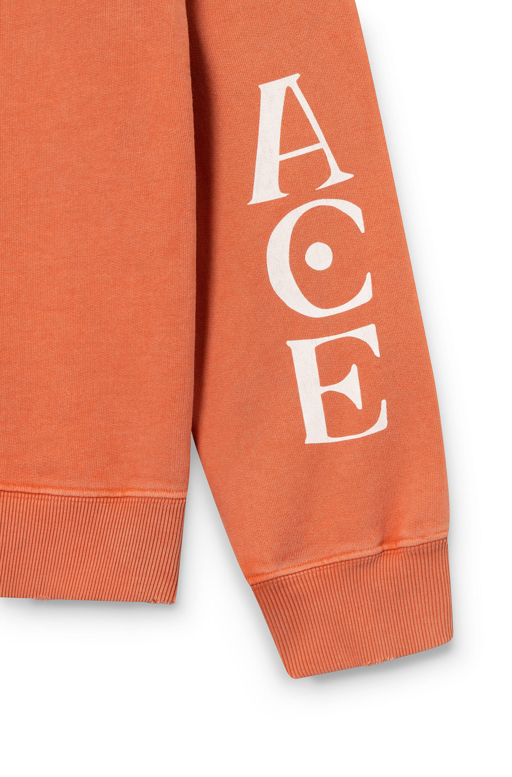 Zoom sur la manche du sweat-shirt en coton orange teint artisanalement et imprimé tigre ace Paris