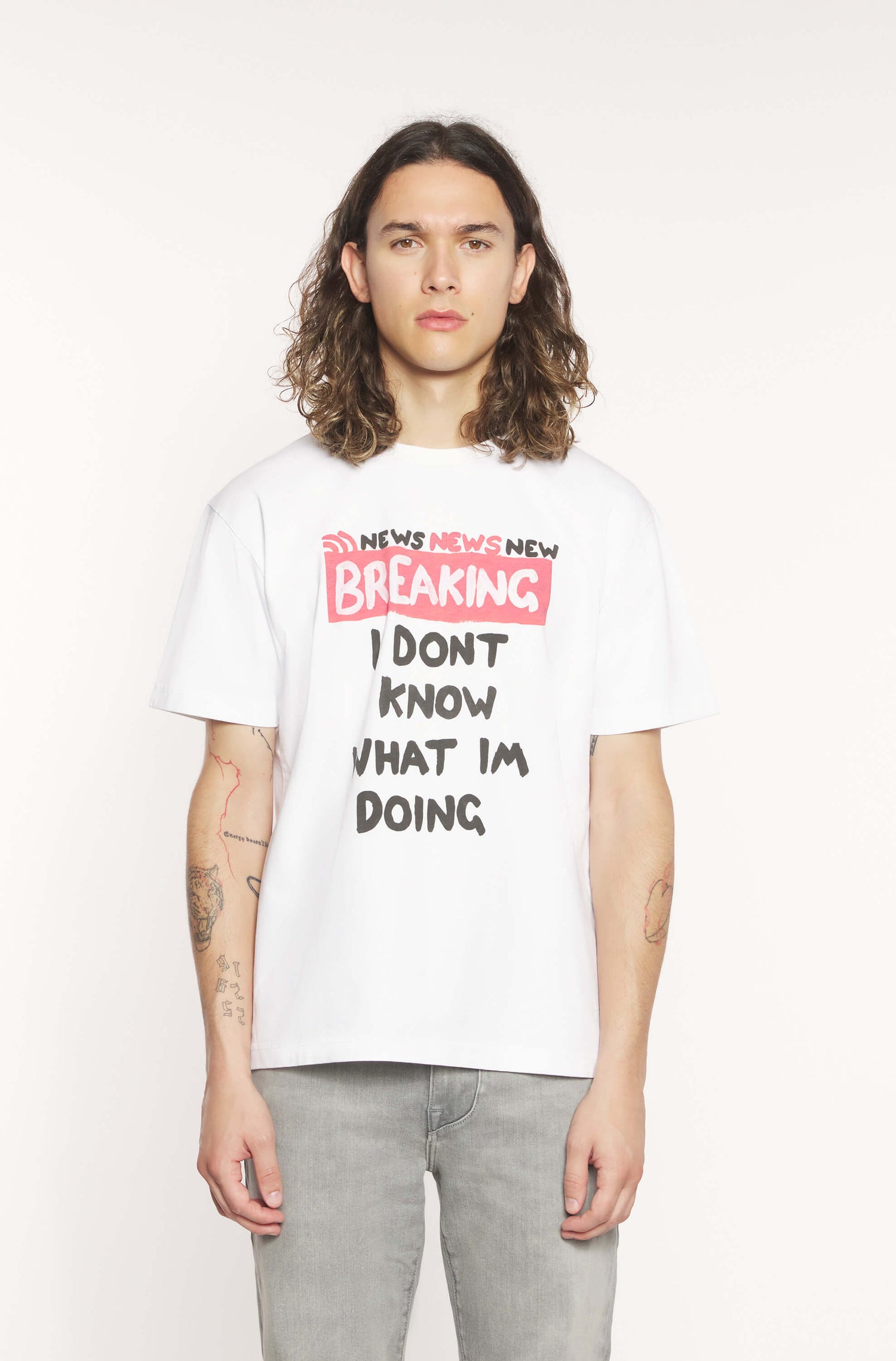 Mannequin portant le tee-shirt blanc avec imprimé breaking i dont know what im doing noir pour homme