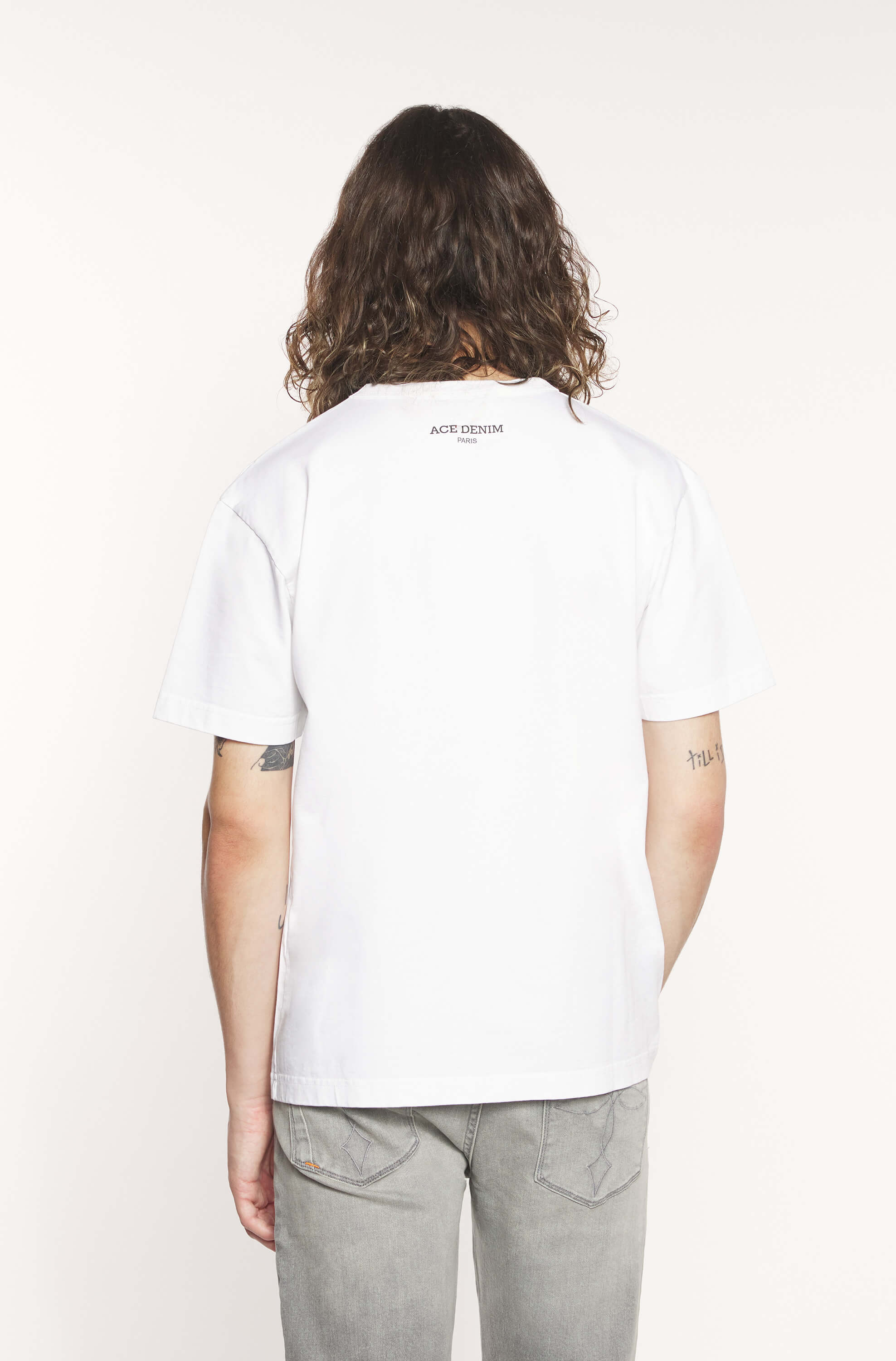 Dos du mannequin portant le tee-shirt blanc avec imprimé breaking i dont know what im doing noir pour homme