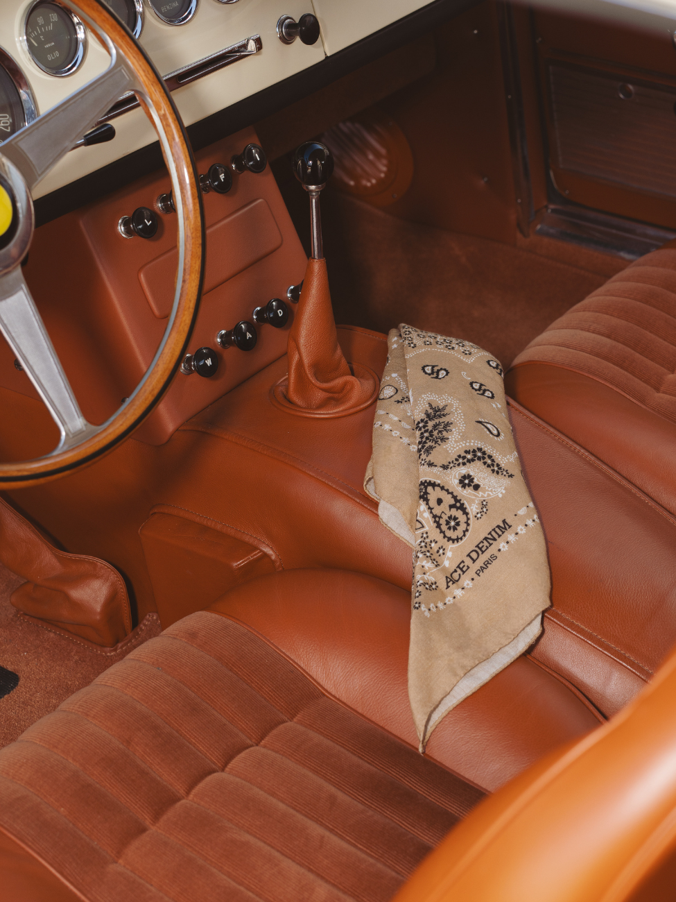 Foulard en soie unisexe beige dans une ferrari 250 SWB avec intérieur cuir marron