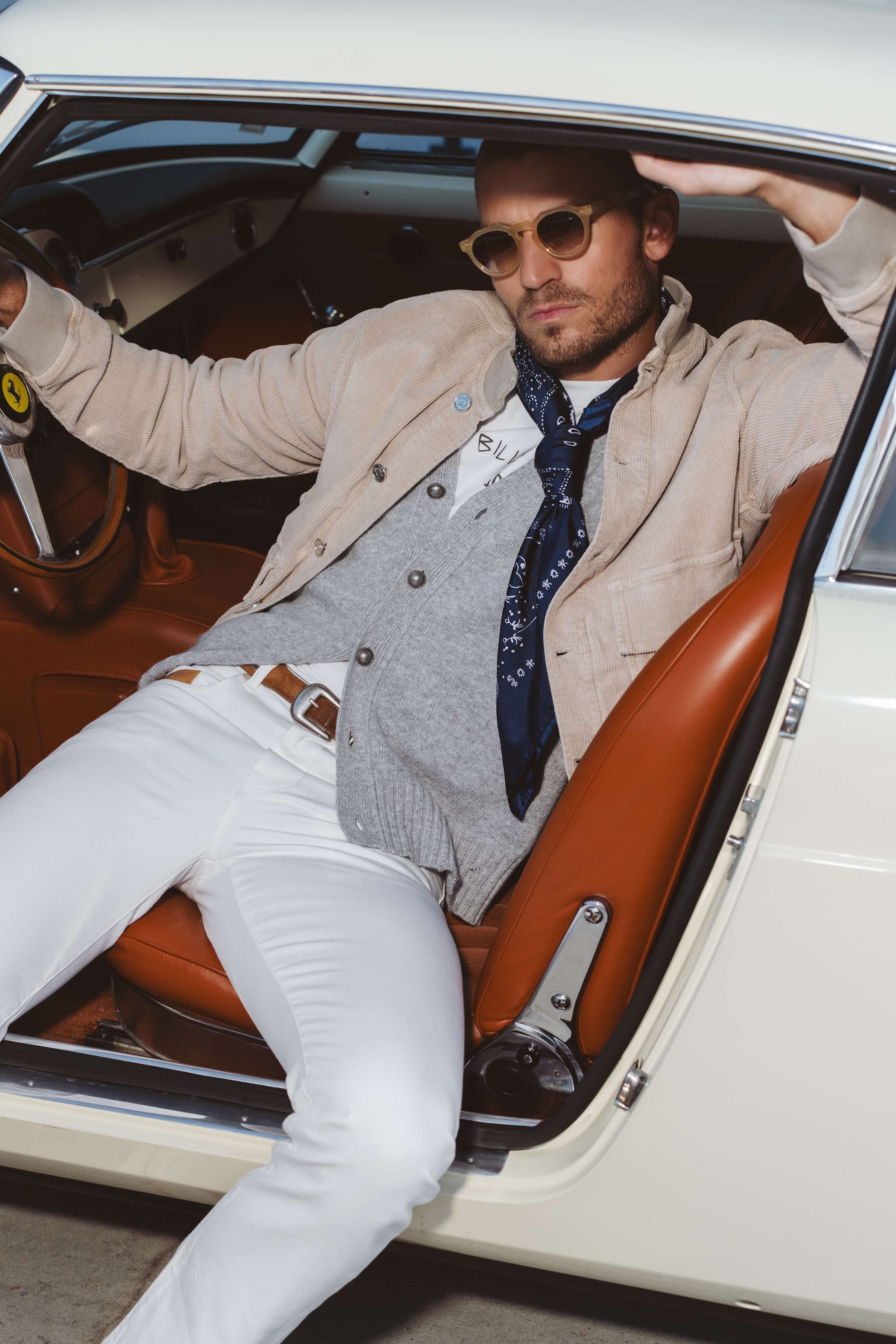 Mannequin portant jeans blanc ace denim avec le cardigan gris et le t-shirt billionaire dans une ferrari 250