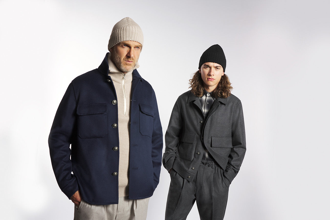 Deux mannequins portant des tenues élégantes de prêt-à-porter masculin – Marque haut de gamme pour hommes – Mode masculine de luxe